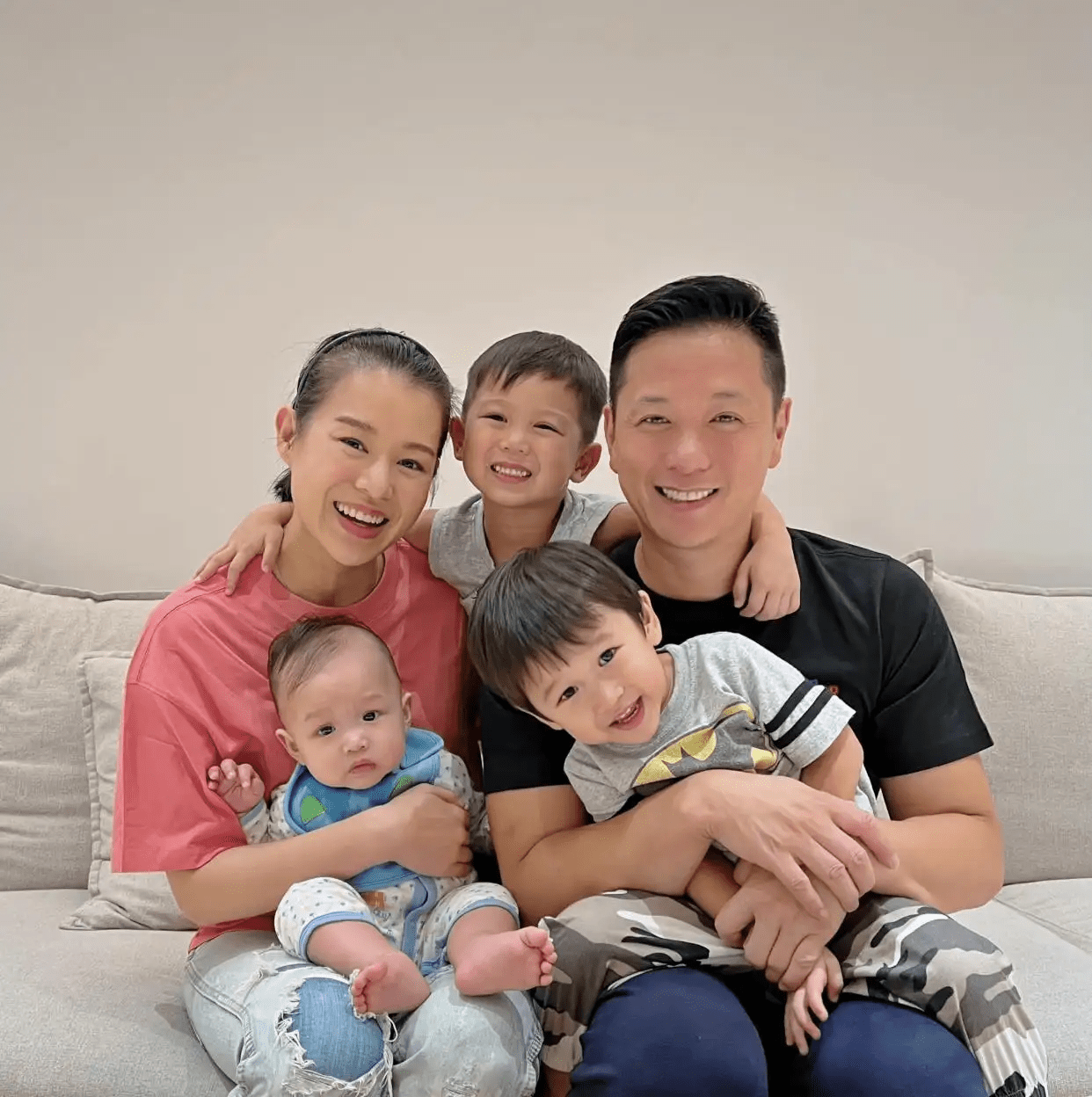 演员胡杏儿:嫁大3岁富豪,婚后连生三胎,如今一家五口其乐融融_生活