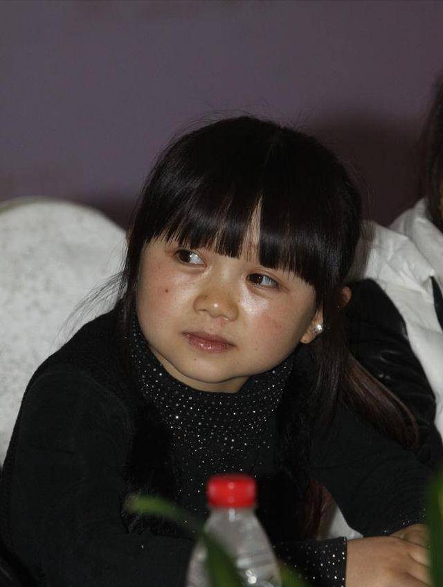 "袖珍女子"杨萍:30岁的年纪10岁的容颜,19年嫁给男友步入婚姻_父母