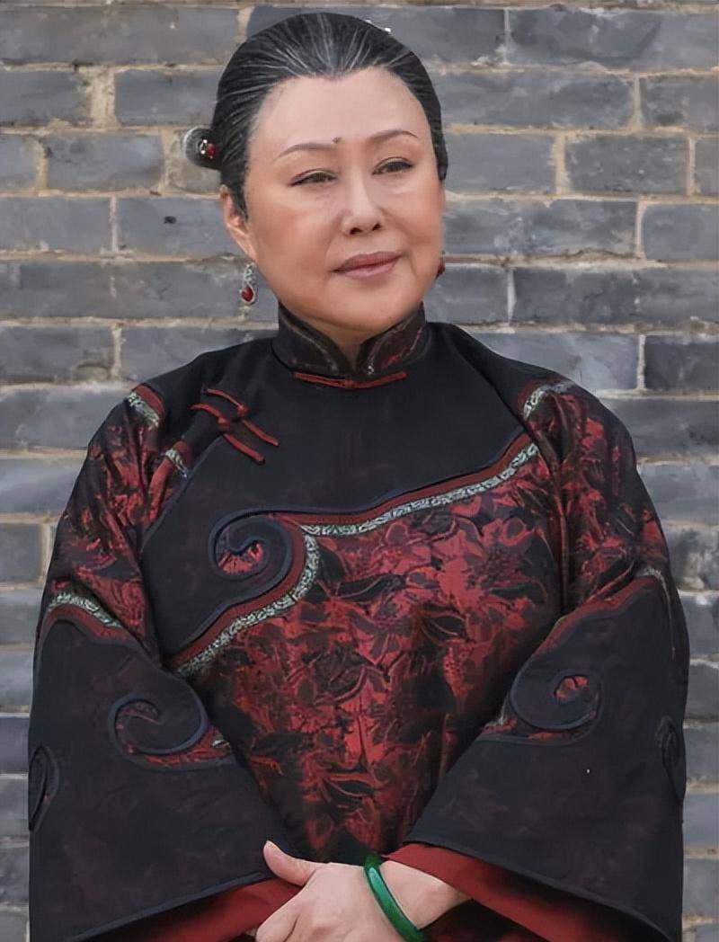 一次,孙天相回家就甩了斯琴高娃耳光:儿子都生不出,有什么用?
