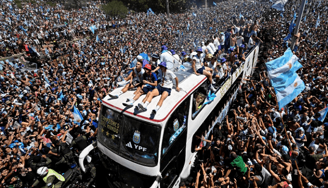 阿根廷队的庆祝动作被指责非常糟糕！法德夺冠，庆祝+飞机，人数爆满