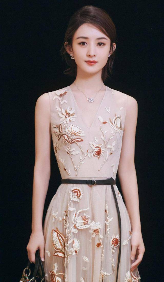 赵丽颖产后复出,穿黑色斜肩裙加网纱帽,大露小香肩,身材超级赞_皮肤