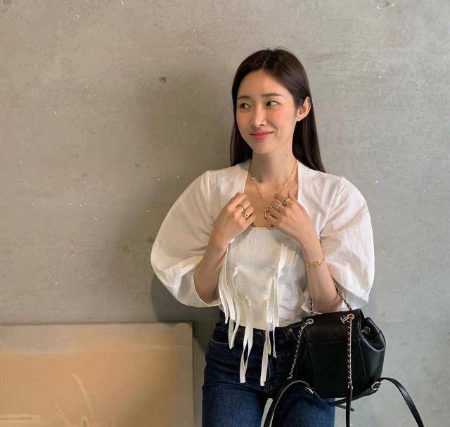 知名度不高,却凭借出众的穿衣品味受到追捧,她就是车婧媛_静媛_春夏