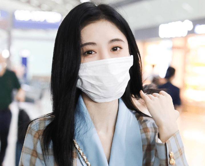 鞠婧祎最新机场照,为显脸小口罩买大一号,却被扒旧照作对比