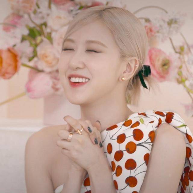 粉墨朴彩英出镜,穿樱桃裙白到反光,新歌不达预期惹粉丝失望_on_专辑