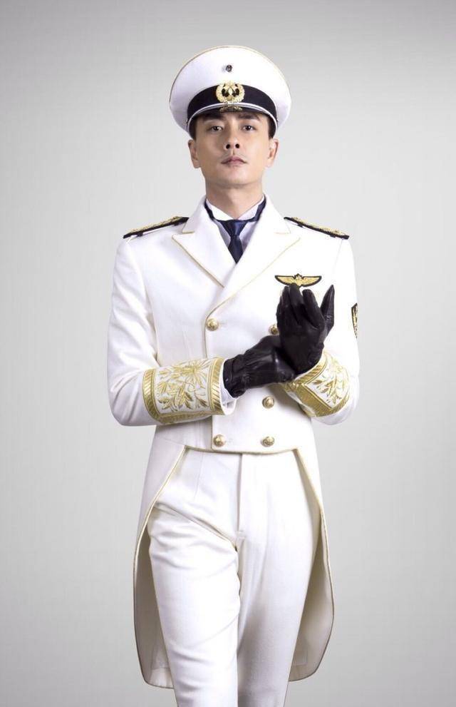 男星穿军装谁最帅?刘德华霸气,古天乐帅气,第一位一眼就爱上!
