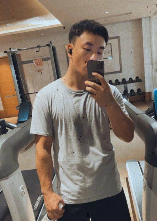 释小龙童星光环仍在,住千万豪宅开游艇,生活过得并不落魄_健身_装修