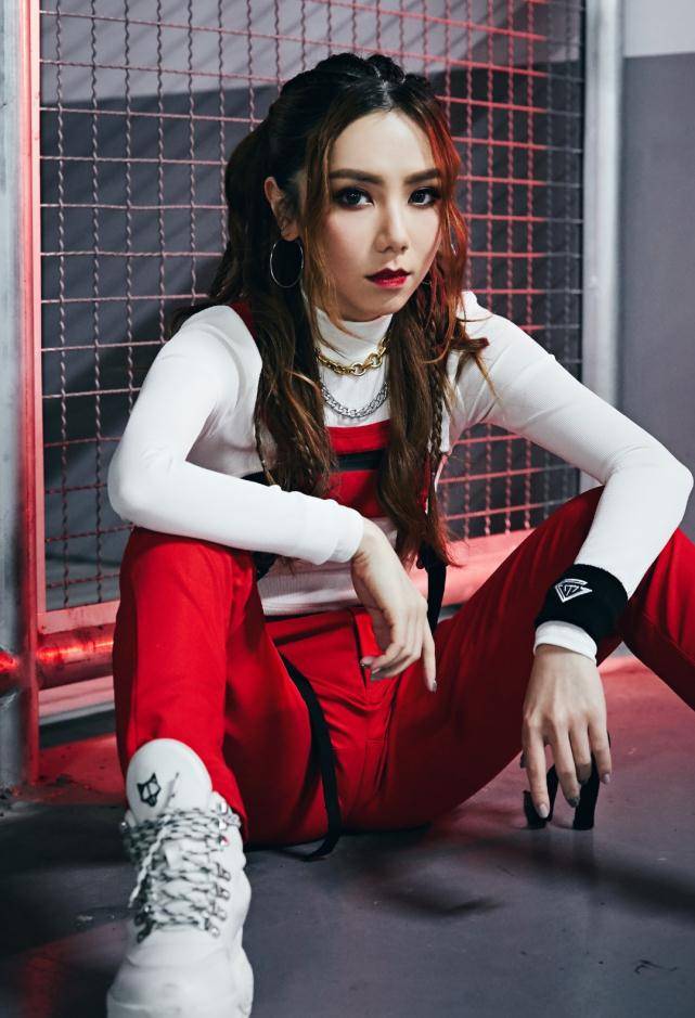 邓紫棋恋爱后像变了个人,如今还敢穿"例假裤"跳舞,真是服了_造型_红色