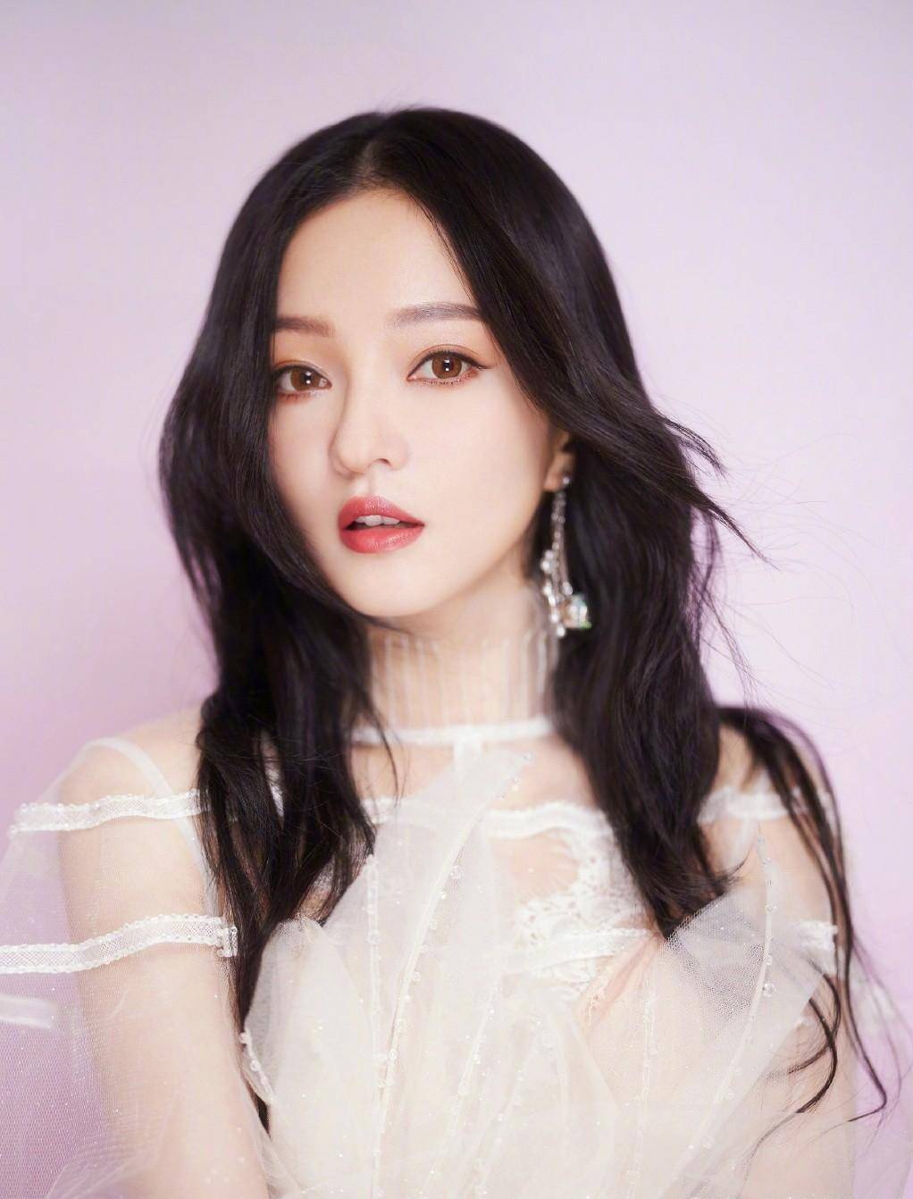 顶住压力登台献唱,2018年翻红之后,张韶涵成电视港澳台明星宠儿_舞台