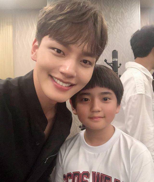 咖帅哥顶流演员,例如金康勋从8岁那一年在《金科长》饰演南宫珉小时候