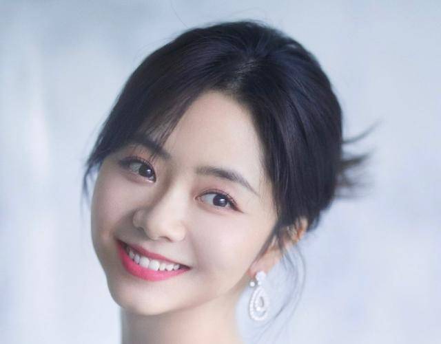 谭松韵出席酒会,生图下不加美颜的颜值,确定是真实存在吗_姐姐_整体