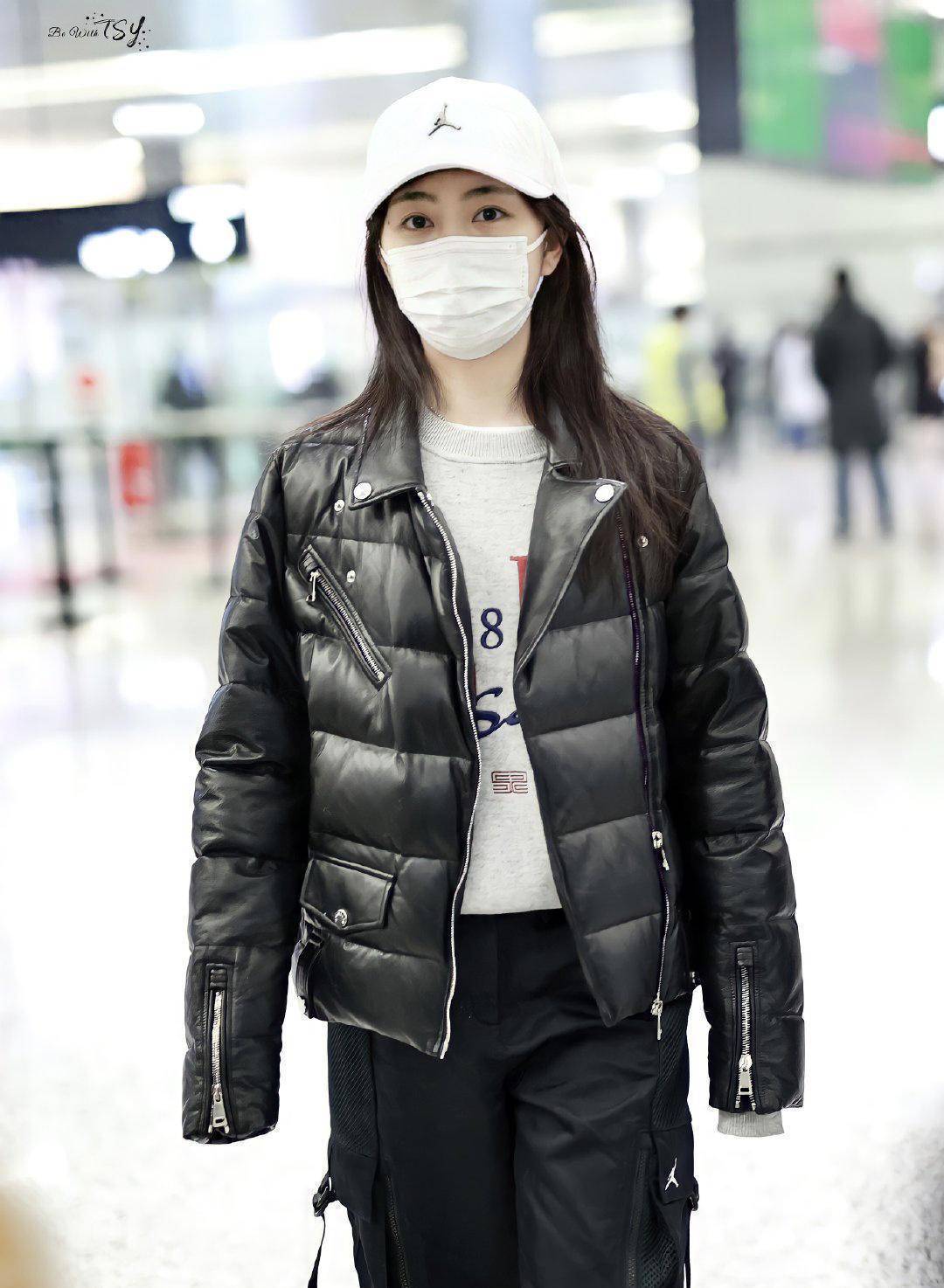 谭松韵近日私服造型,白色中款羽绒服搭配白色针织衫,清爽又暖和_黑色