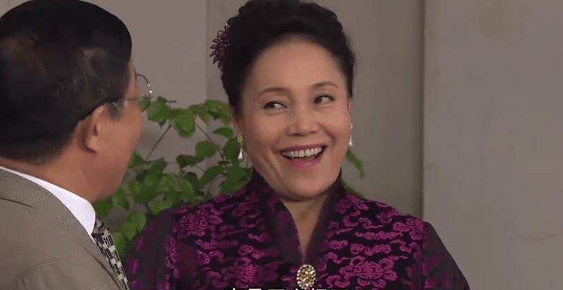 才坐上了局长的位置,因此他很怕老婆,与此同时,牛夫人还是八姑的干姐