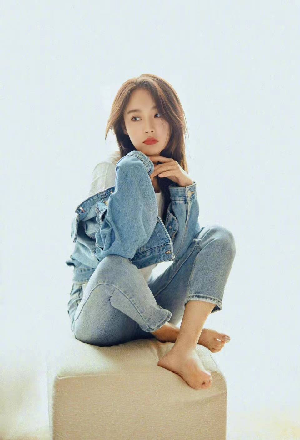 张佳宁居家随拍,穿牛仔夹克内搭白t配破洞牛仔裤,休闲时尚减龄_造型