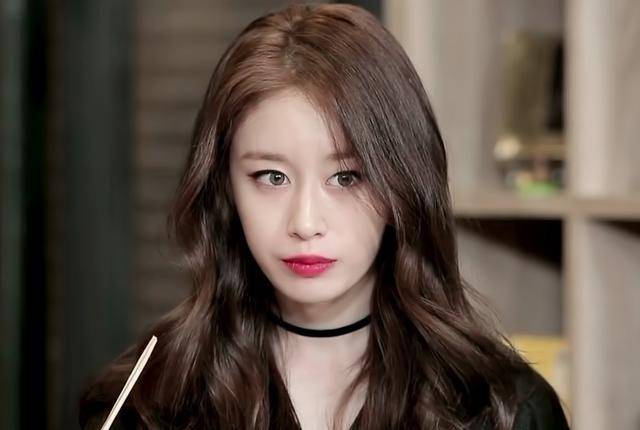 韩艺瑟朴智妍的长相跟甜美风完全不搭,个人觉得她跟我超爱的冷婊风