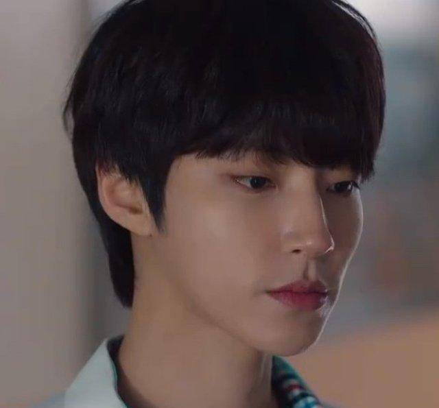 他和男主李修浩都是校园里的风云人物,身后一大波迷妹.