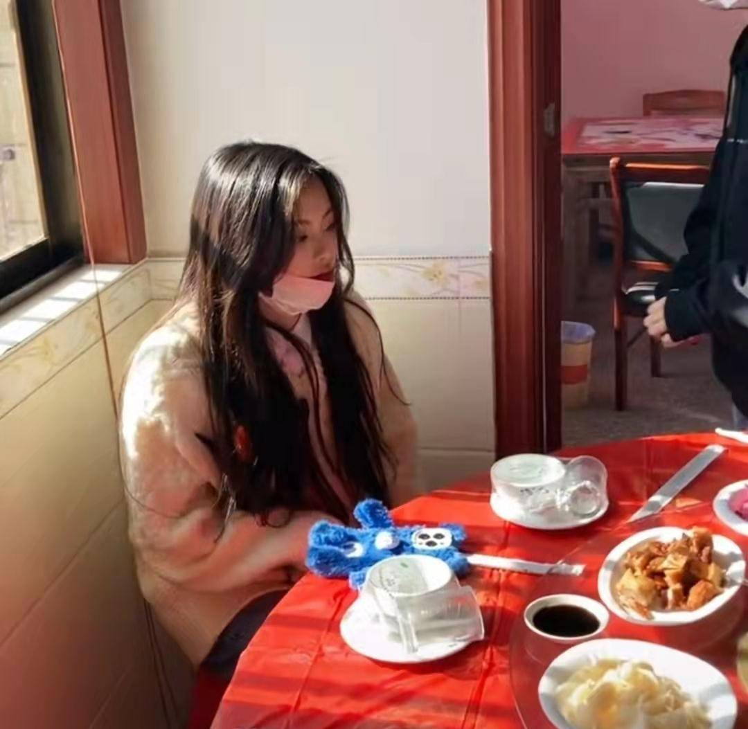 杨超越回老家为爸爸过寿,坐角落吃席接地气,打扮低调仍难掩美貌_视频