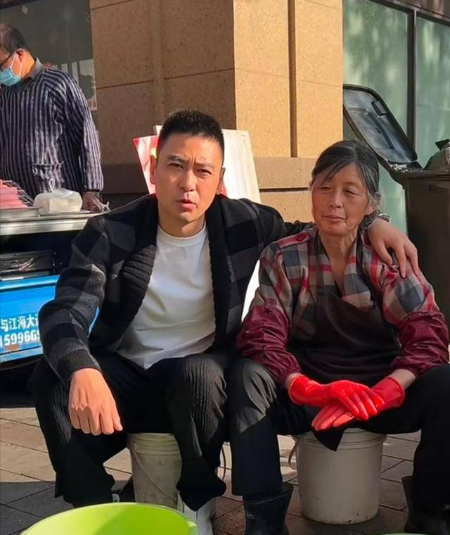 演員李飛69歲母親街邊賣魚,他表示,只要母親快樂,他就快樂_生活_因為