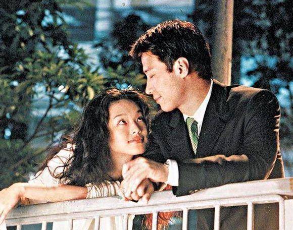 1998年,舒淇与天王黎明因为拍摄《玻璃之城》因戏生情.