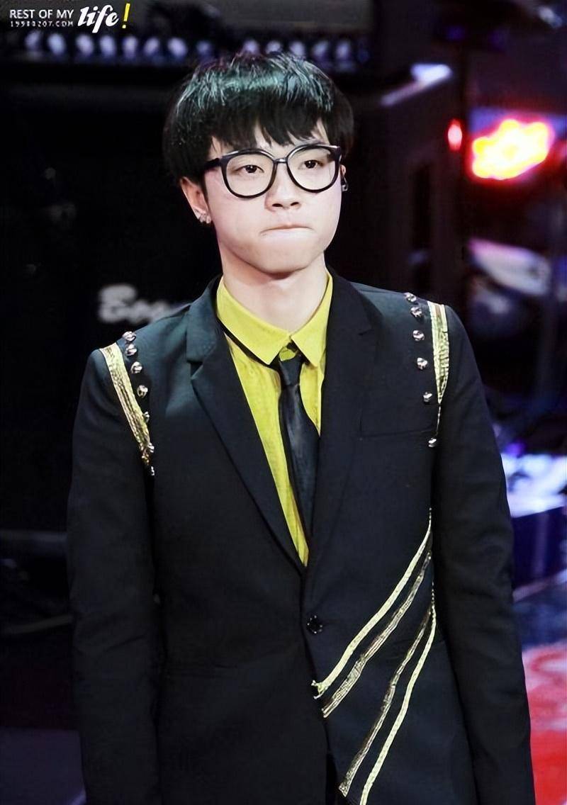 这种反差,让很多人以为华晨宇是一个"纯情大男孩",腼腆,清纯,内向和不