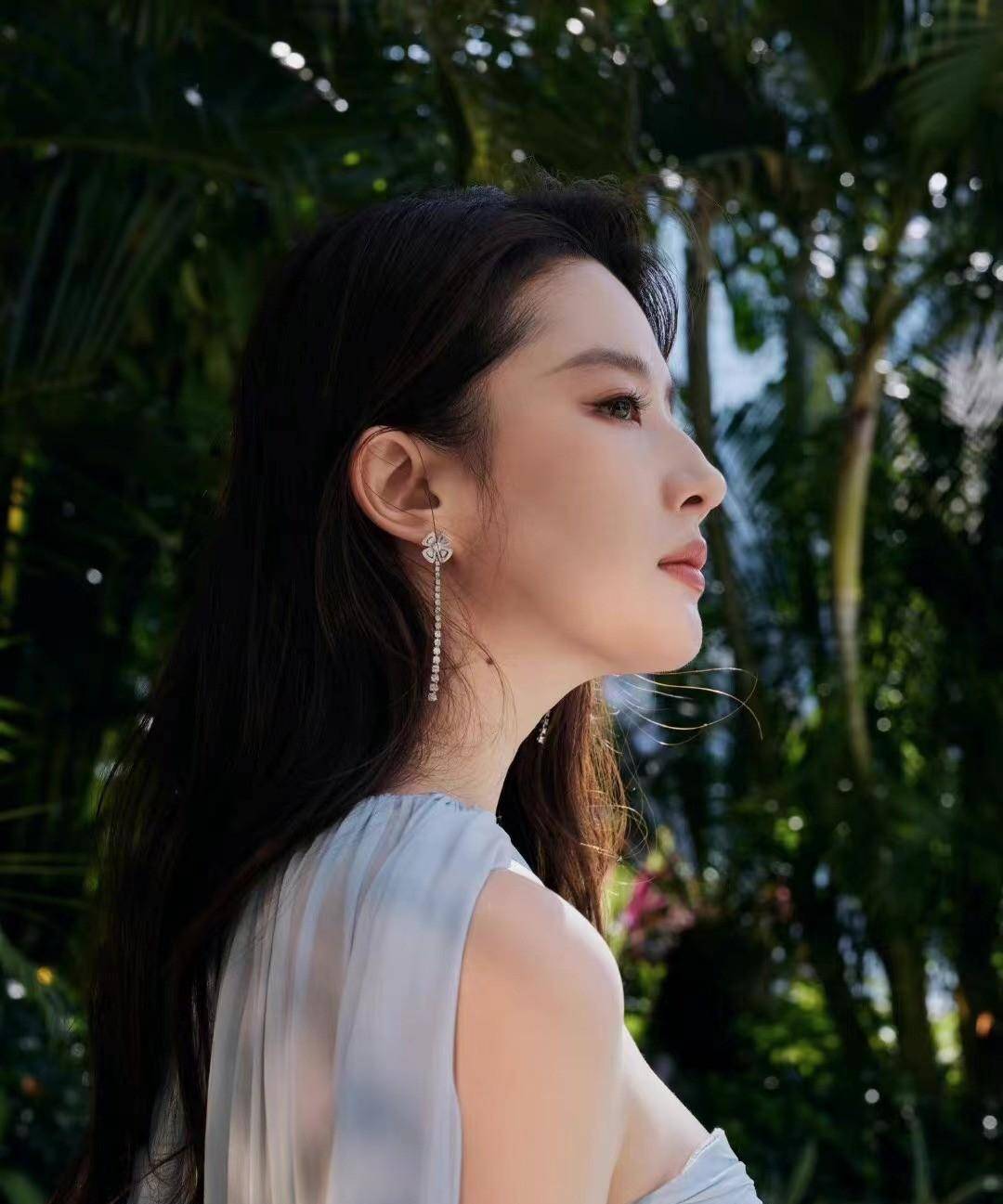 刘亦菲的身材缺点就更被展现了出来,比如没有脖子,宽肩后背……刘亦菲