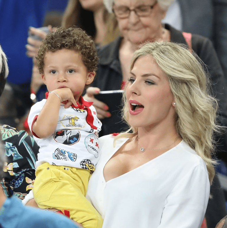 马克龙在卡塔尔和69岁布丽吉特拥吻,法国太太团,也一个比一个美_妻子