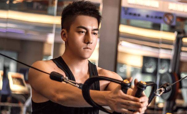 出道10多年的康磊,拥有着精致的五官,在演技方面也很有特点_角色_作为