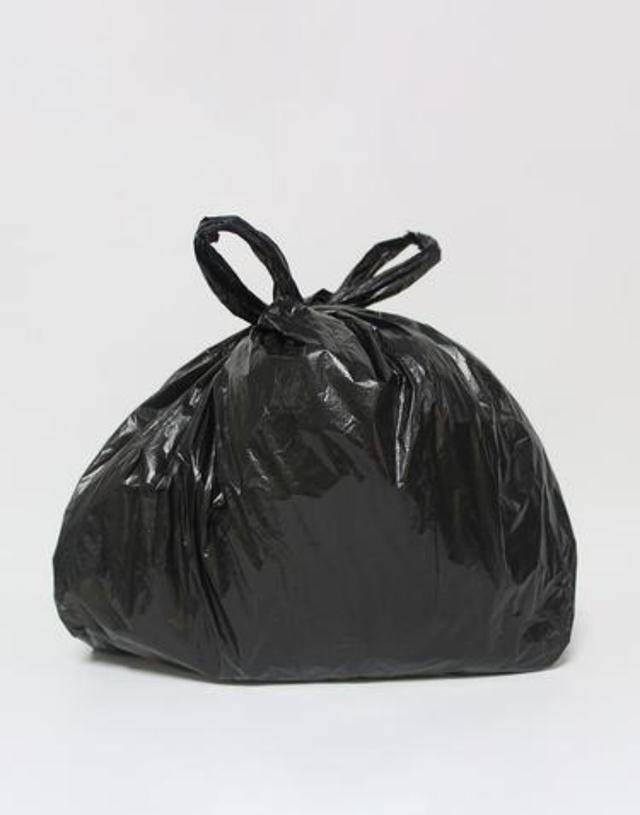黑色塑料袋 来自搜狐网