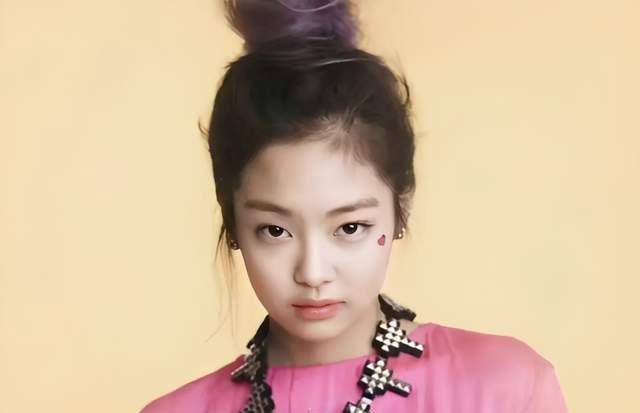 jennie16岁写真曝光,四肢僵硬不自信,全身粉红自带"娇憨"气场_小时候
