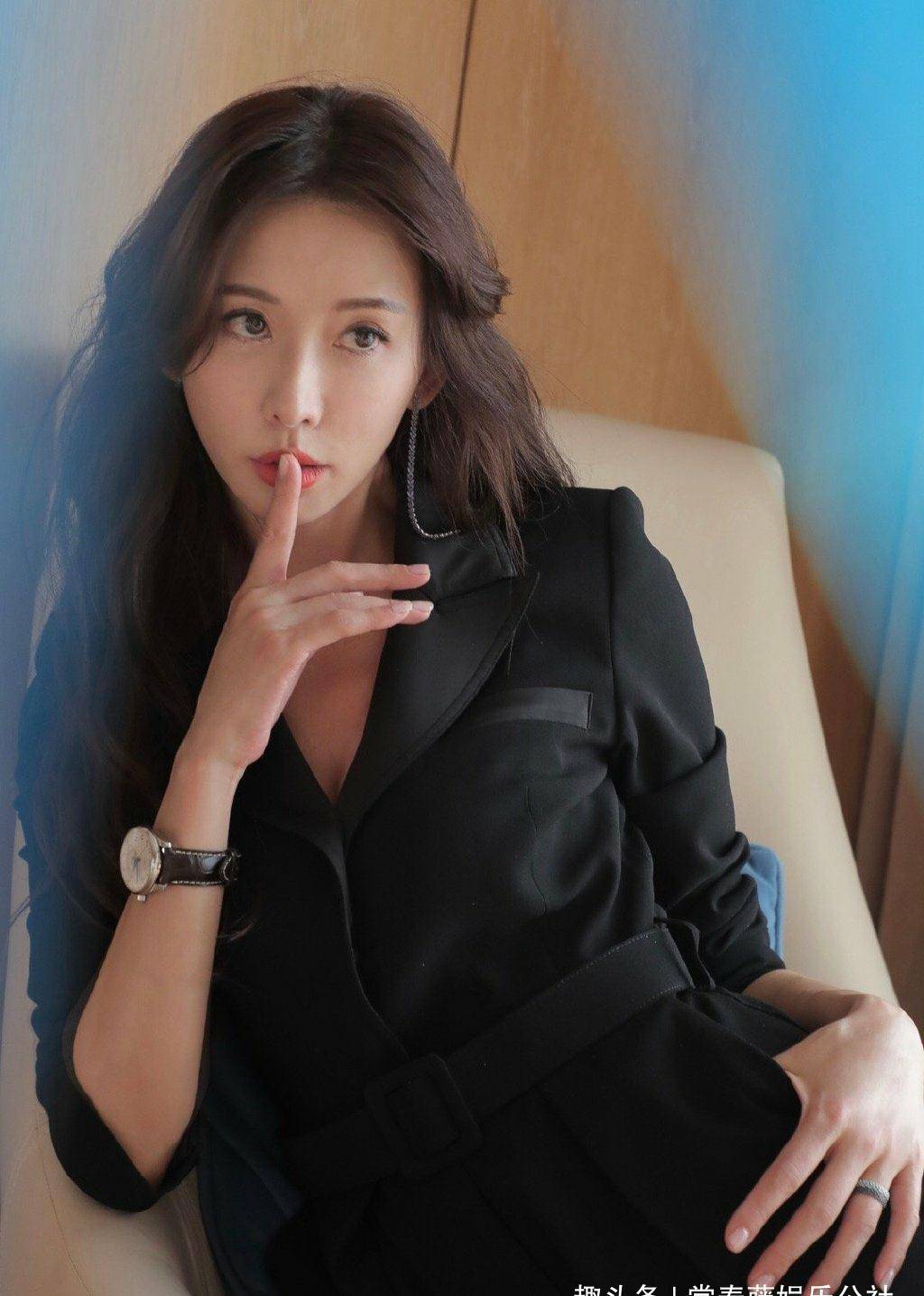 林志玲真是嫁对人了,穿黑色时尚短裙超有气质,46岁越发有女人味_的