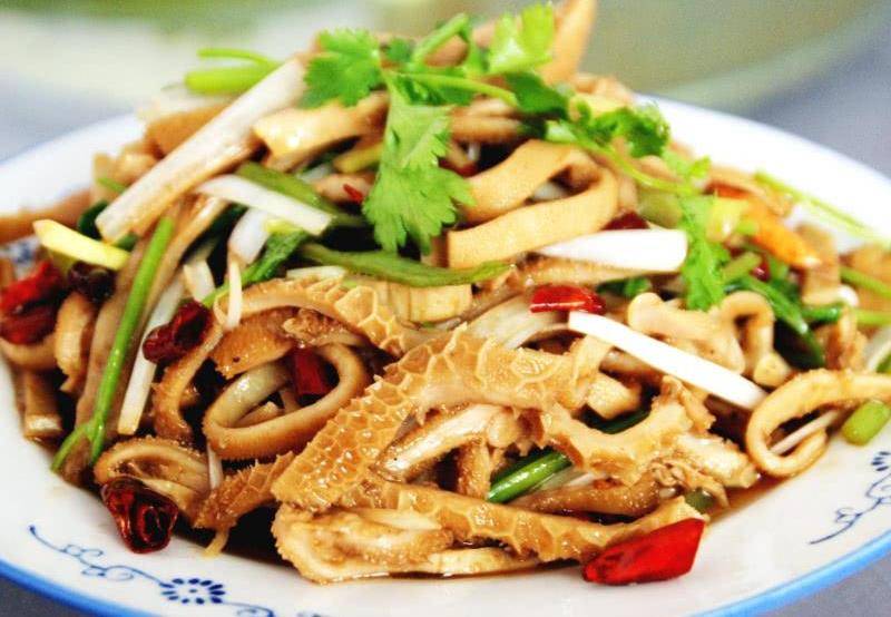 羊肚是新疆人的大爱,新疆是爱吃各种牛羊肉杂的,羊肚就是其中之一的