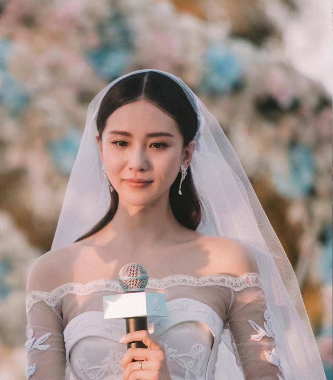 张柏芝和谢霆锋好像没有婚纱照流出但是她自己身穿婚纱的照片比较多20