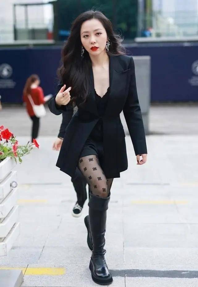 微胖的张靓颖一身"黑西装 长靴"气场十足,昂首走路带风_黑色_look