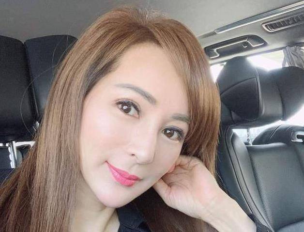 这个富二代不同于刘坤明,他无论是长相还是讲话都带着一种朝气和生机.