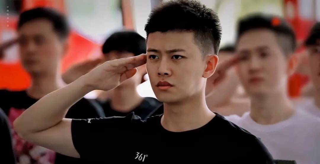 天毅执导,黄景瑜,李沁领衔,改编自折纸蚂蚁的小说《军装下的绕指柔》