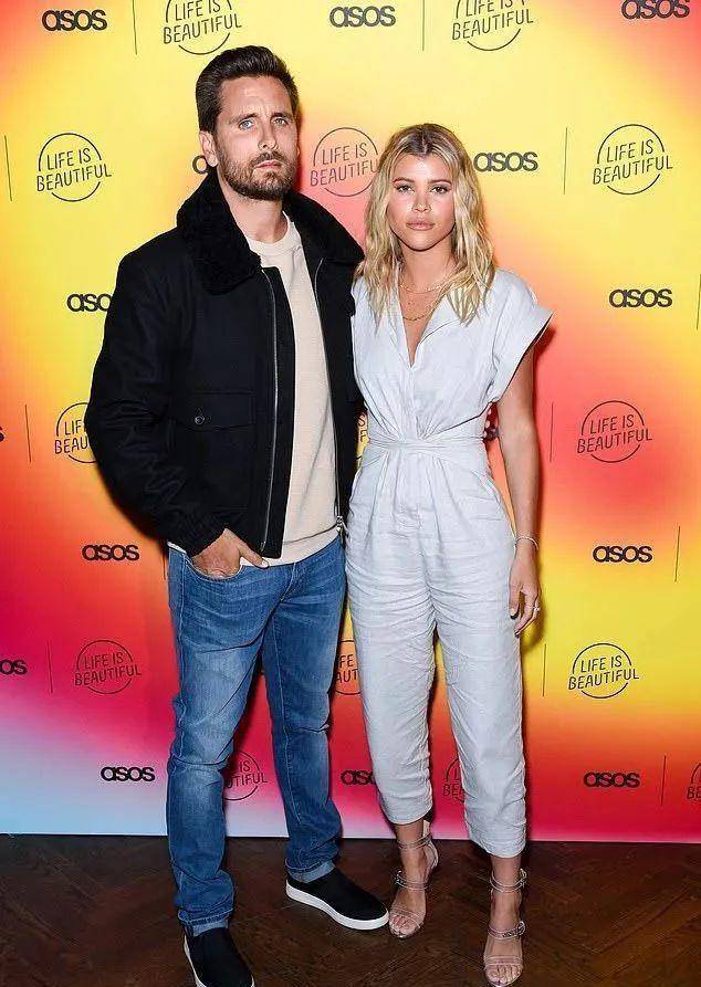 他和卡戴珊生了三娃不结婚,不忠诚又酗酒,如今新女友年仅19岁_disick