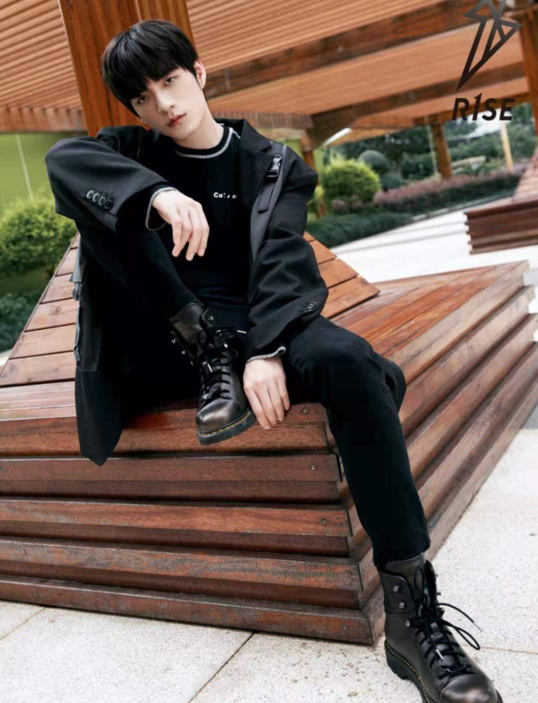 张颜齐被曝与大5岁高管恋爱中,去年已出现蛛丝马迹_母丹_鹅厂_网友