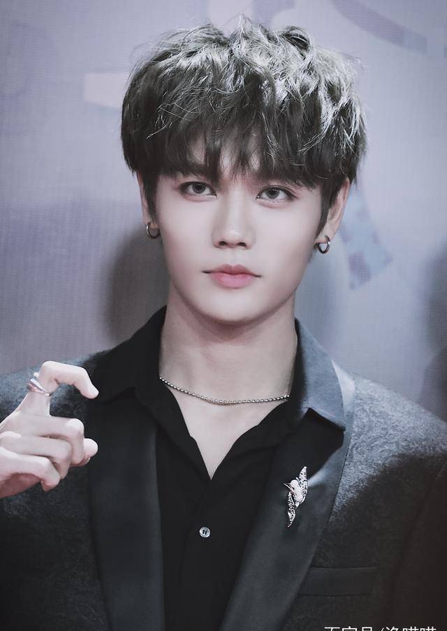 尤长靖发新歌庆圣诞,封面细节让人感动:原来这首歌也唱给他们?