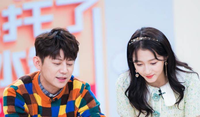 腿长却足足相差6cm,关晓彤反应暴露情商_李宇春_数据_娱乐