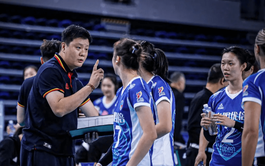 徐晓婷挡出王文涵四号位扣球,上海队24-17拿下局点.