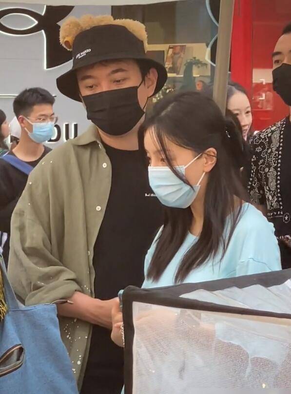 王思聪带美女逛街,帽子上趴小熊扮可爱,女伴素颜侧面超像李小璐_衣着