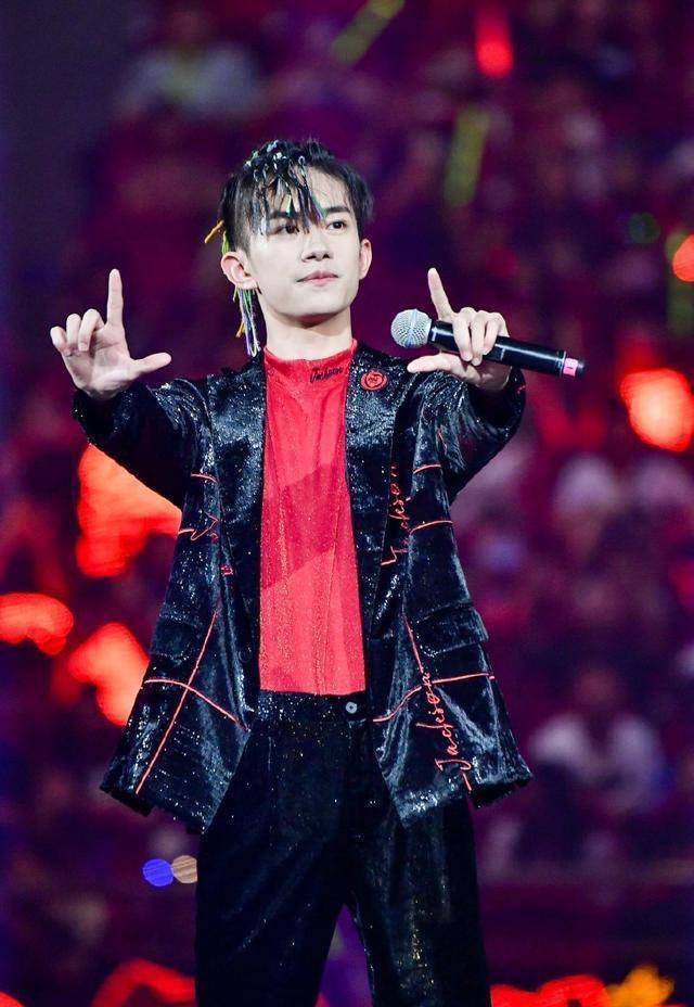 小p现场教大家跳舞,易烊千玺跟着小p的动作摆出各种动作,比心,八字