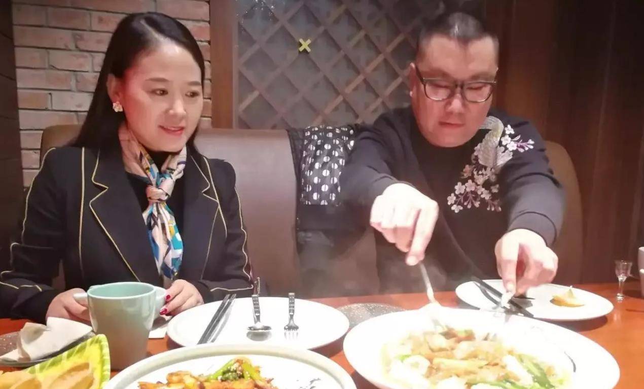 宇文华见有戏,主动留下了郭咏梅的电话,后来找机会介绍他们一起吃饭.