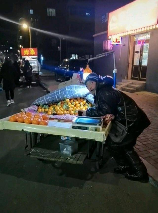 辽宁：男子寒风中摆摊卖橘子，开口就让人感动：没有伞要努力奔跑