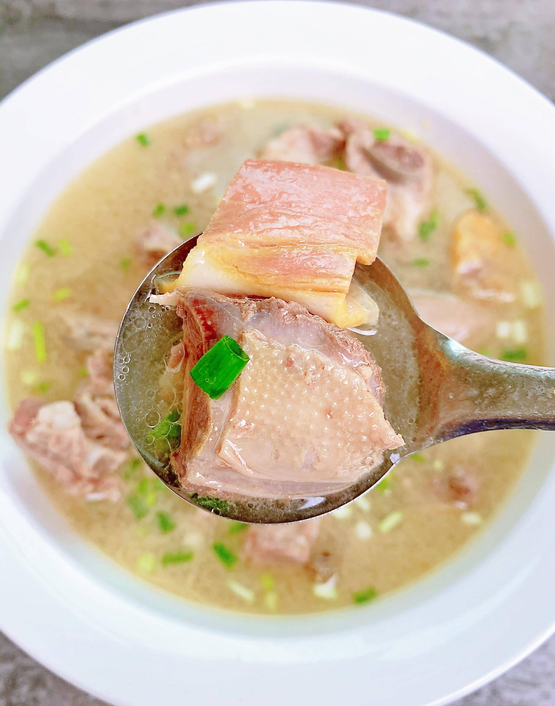 鸽子火腿炖排骨,肉质酥烂入味,汤汁奶白鲜香,黄梅天里要补元气_小火