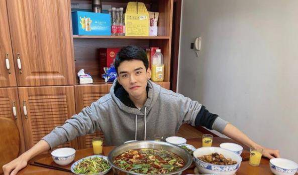 龚俊走红后有多抢手,又潮又会做饭,网传两档节目争相邀请常驻_张哲瀚