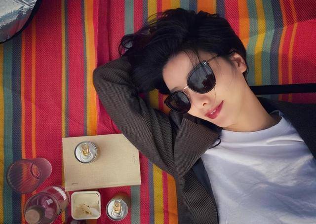 susie与眼镜男暗戳戳秀恩爱,大16岁李亚鹏疑出局_男子_社交_男友