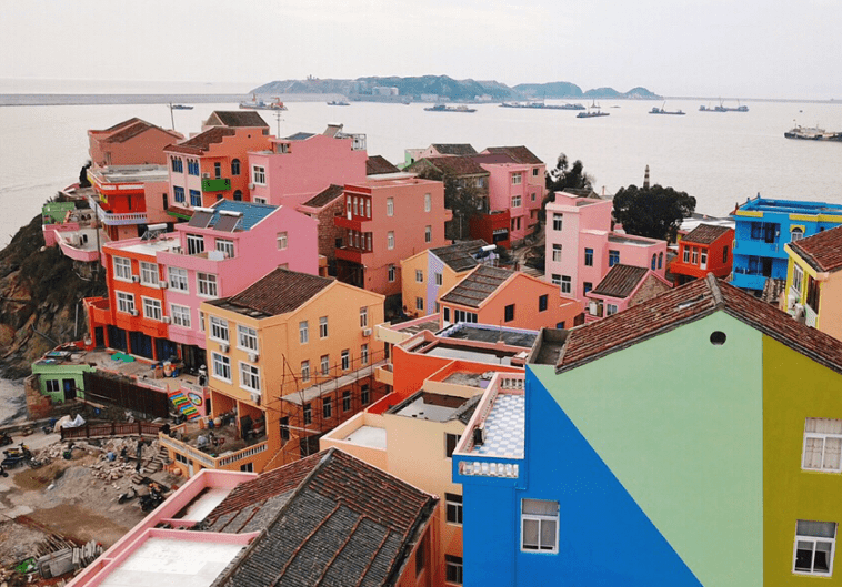 中国最美"彩虹小镇",全村房屋色彩斑斓,像是掉进"染料池"_小时_住所
