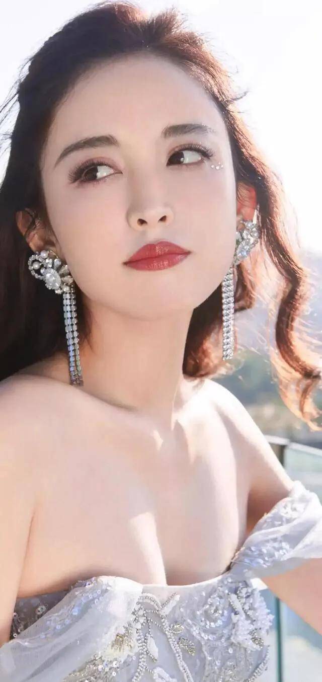 古力娜扎-人间佳丽,五官精致,身材性感火辣_扎娜_肌肤_中国