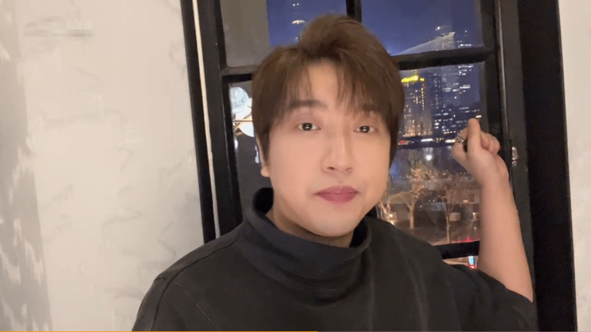 mr白冰首秀化身宠粉达人?