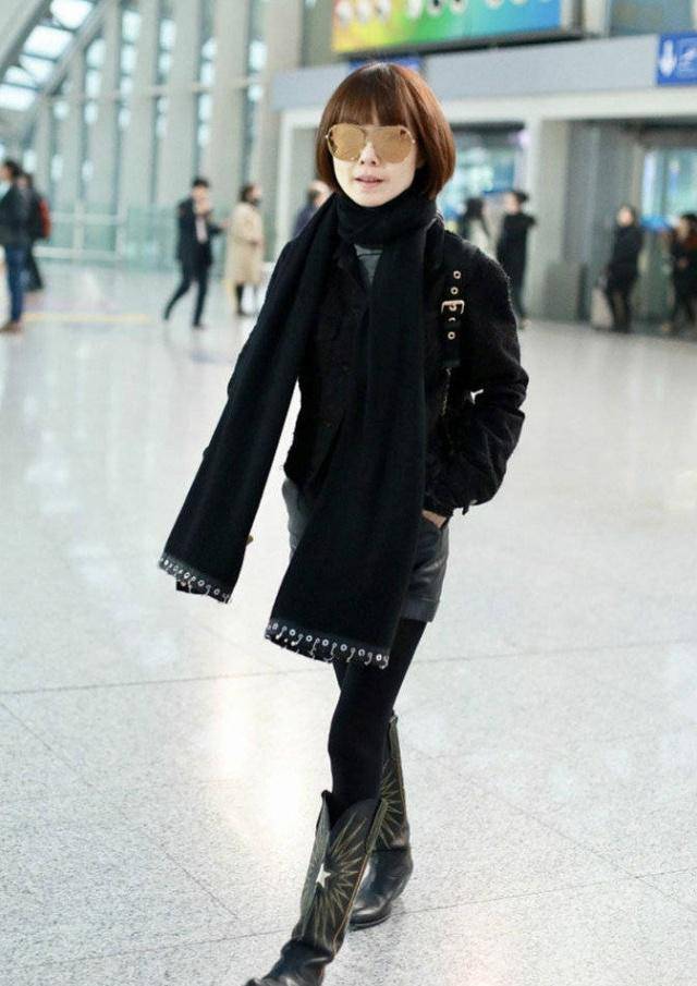 鲁豫低调现身机场,一身黑再配这双筒靴显胖不少,有80斤了吧?